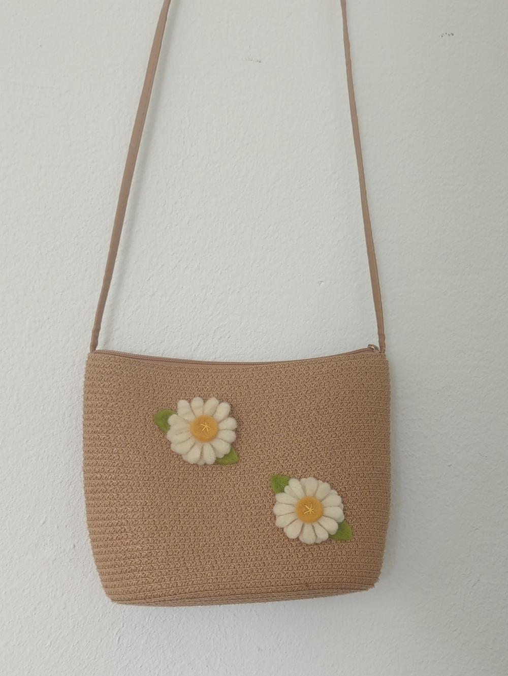 Vintage Woven Straw Crossbody Bag with Daisy Appliqués